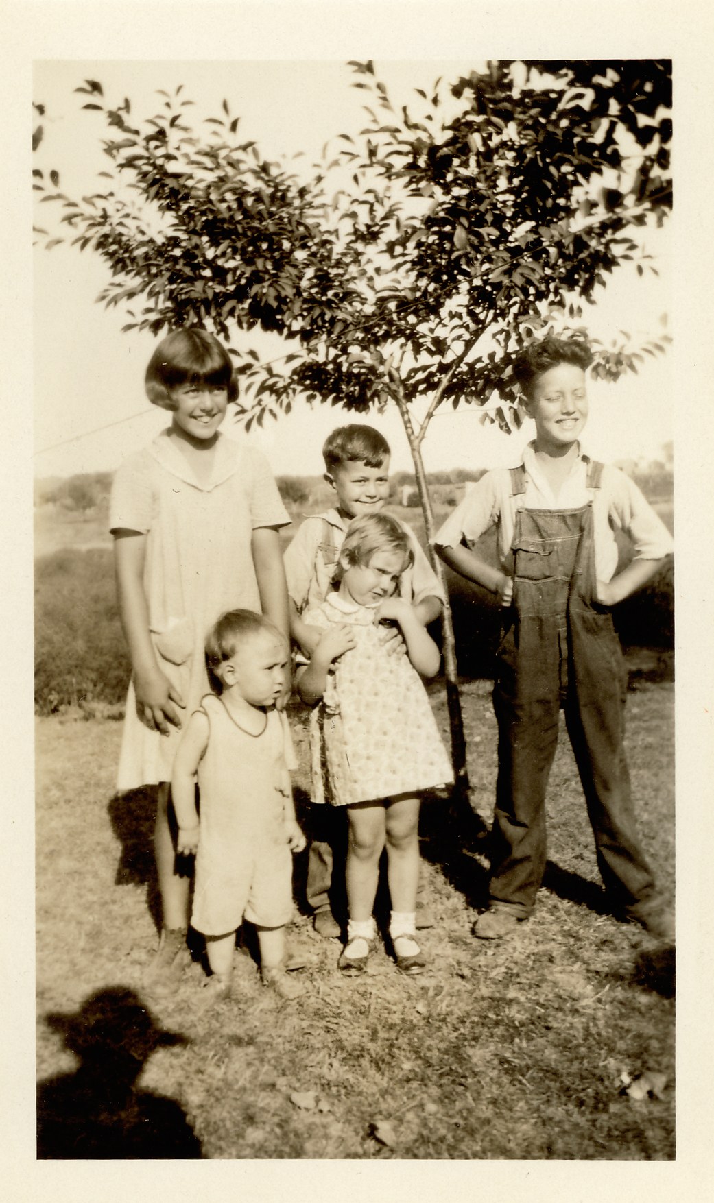 Glen, Helen and Gene, Marilynn and Harry.

August 1, 1931.

Sun picture hard on eyes!