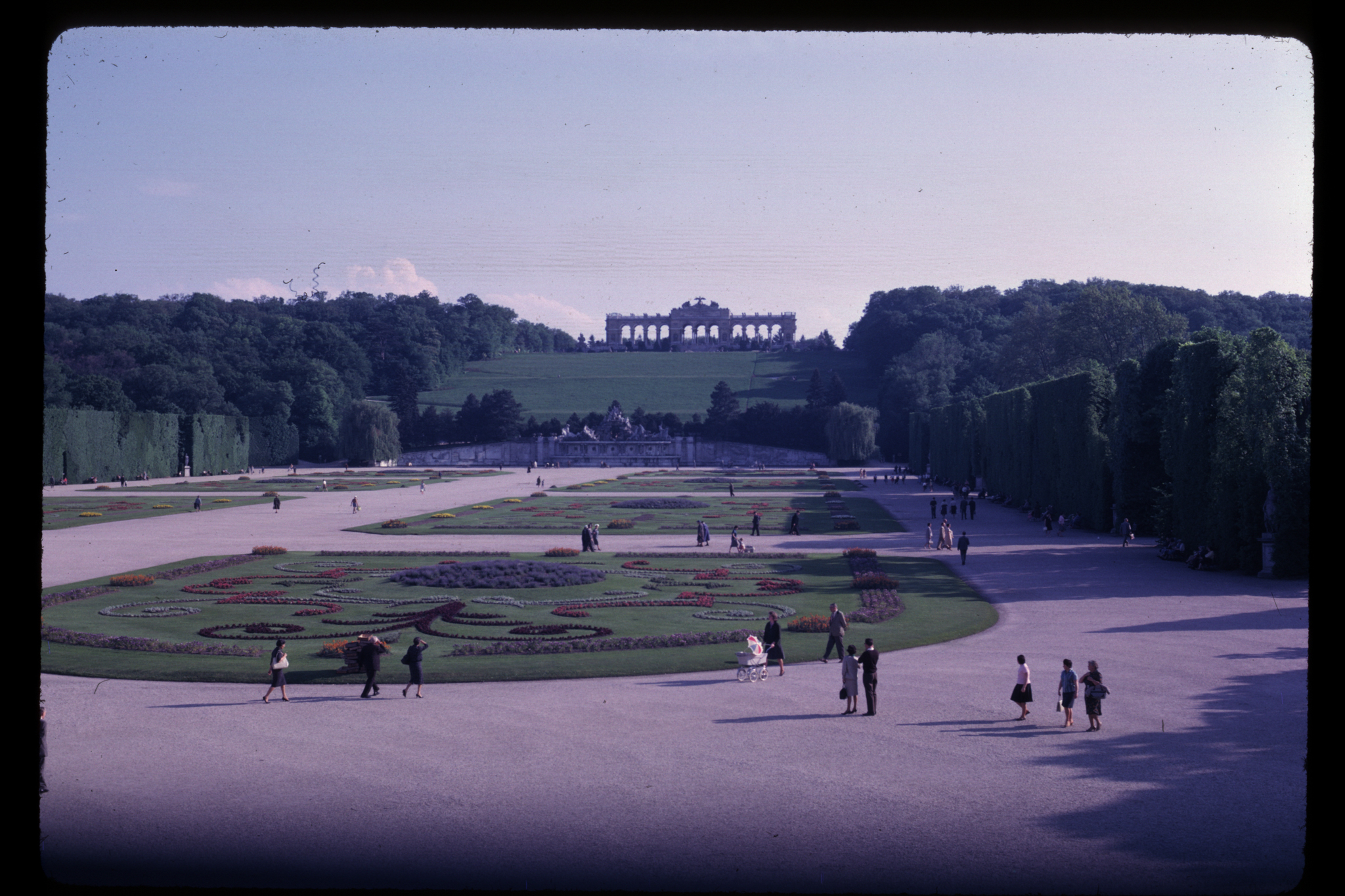 arch_of_triumph_formal_garden_from_kings_bedroom.jpg